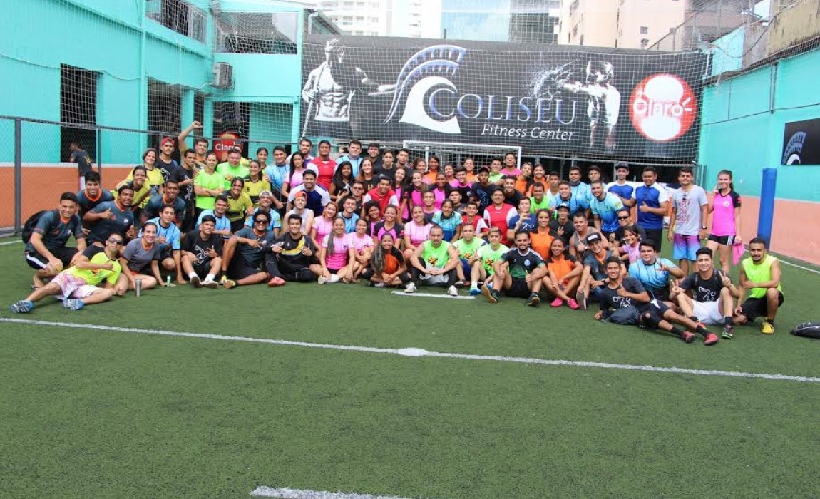 Alunos de Educação Fí­sica se confraternizam em futebol solidário