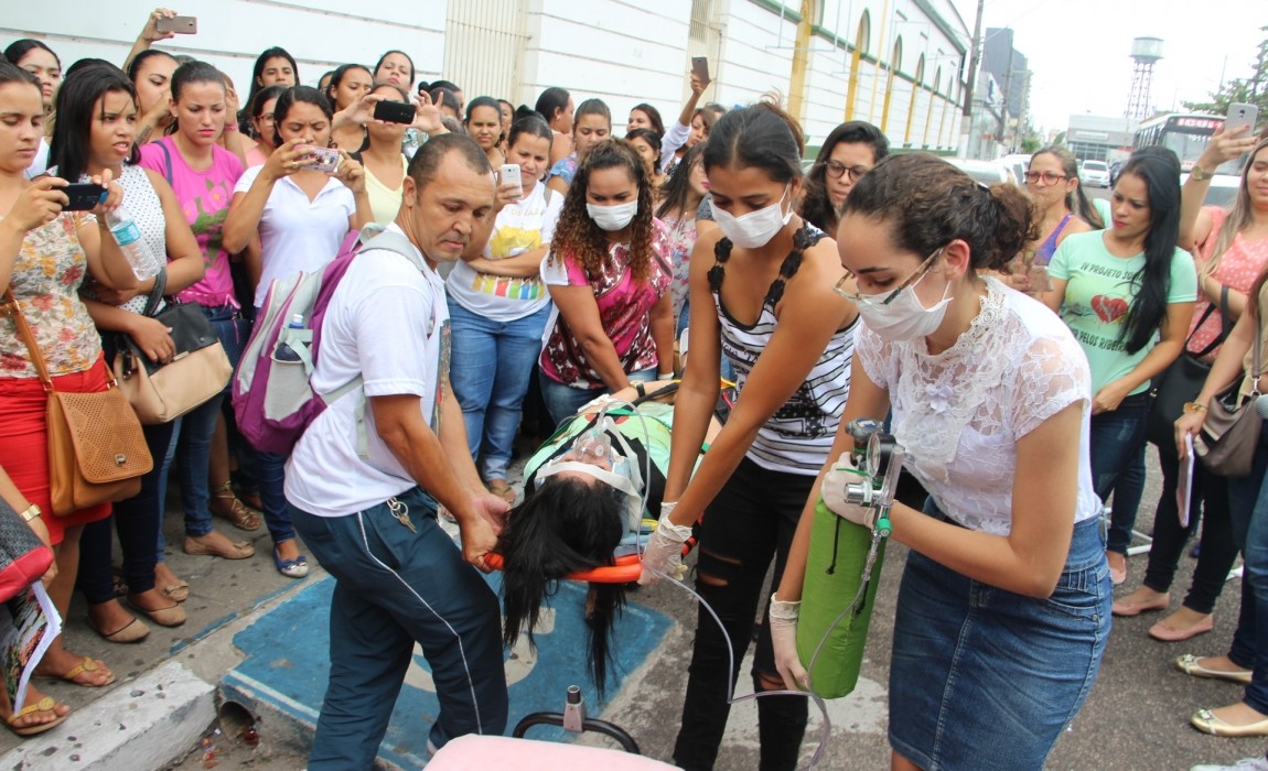 Alunos de enfermagem participam de simulado sobre atendimento pré-hospitalar na Esamaz