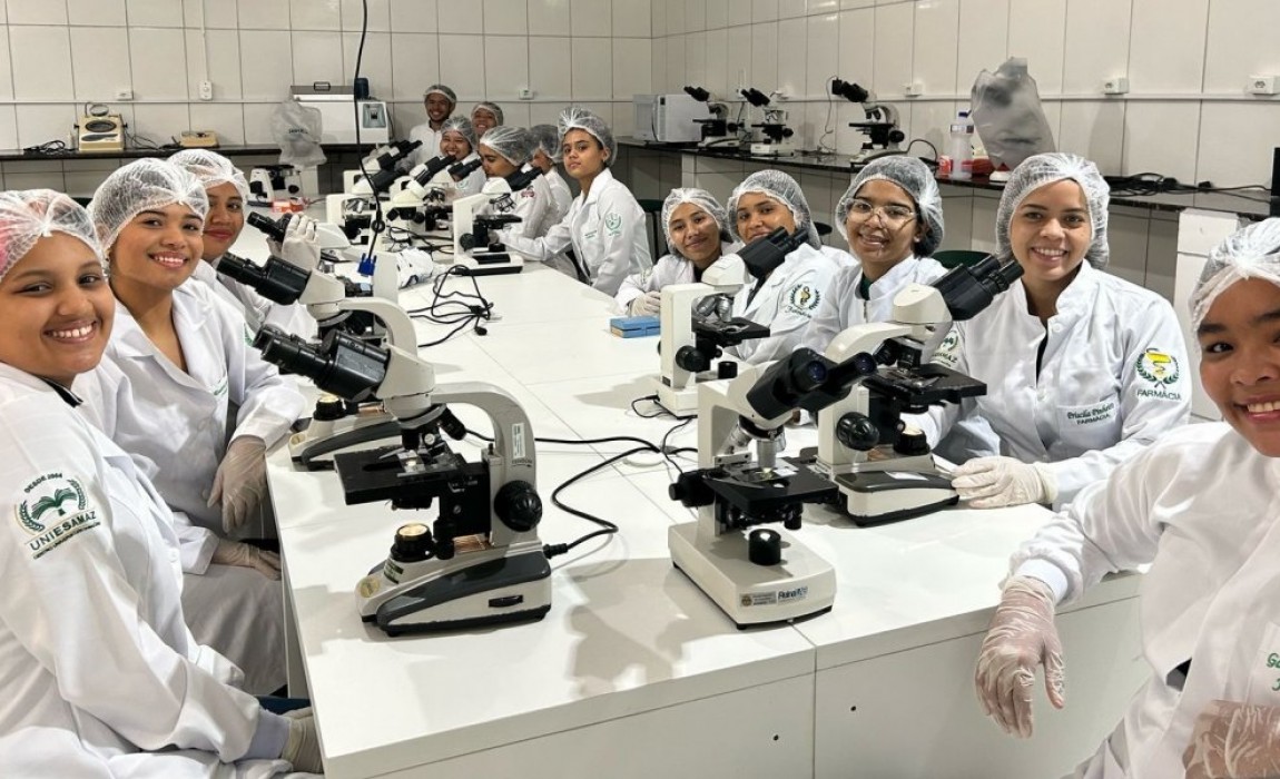 Turma gerenciada do 3º semestre tem aula prática de Parasitologia Humana no laboratório da Uniesamaz