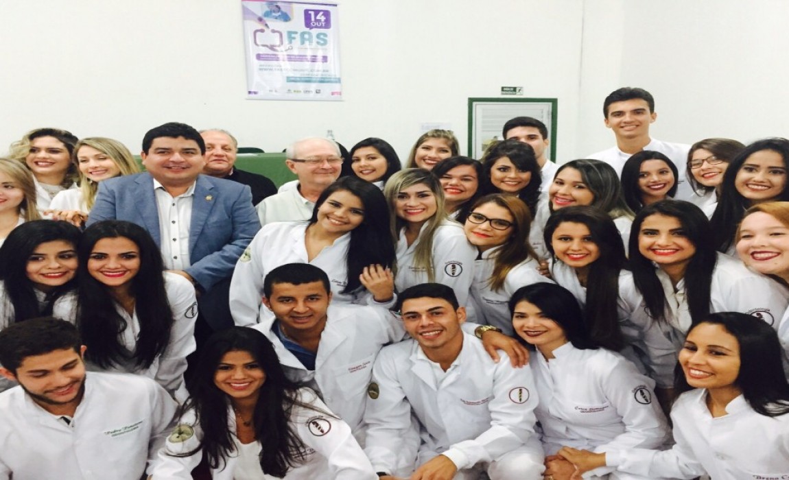 Alunos de Odontologia participam da CerimÃ´nia do Jaleco na Esamaz