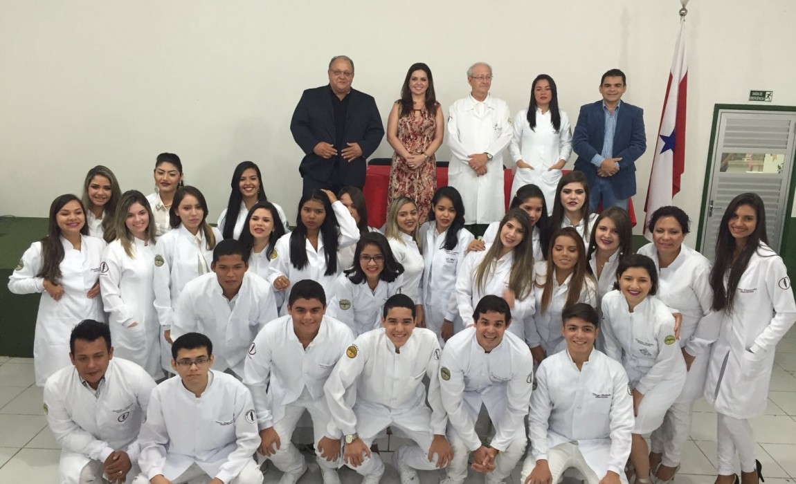 Calouros de Odontologia recebem o primeiro jaleco na Esamaz