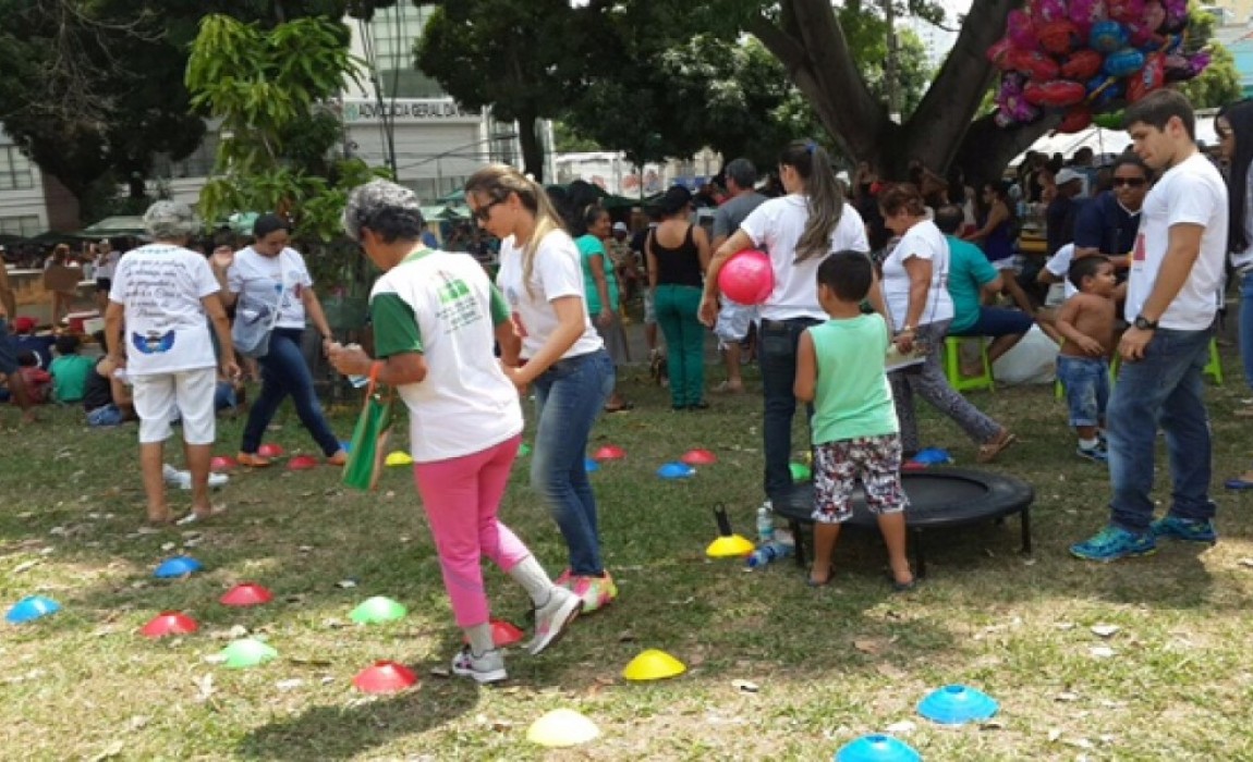 Alunos de Fisioterapia atendem idosos na PraÃ§a da RepÃºblica, em BelÃ©m