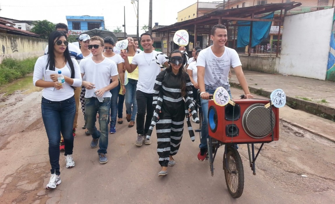 Alunos de Fisioterapia promovem campanha contra o Aedes Aegypti