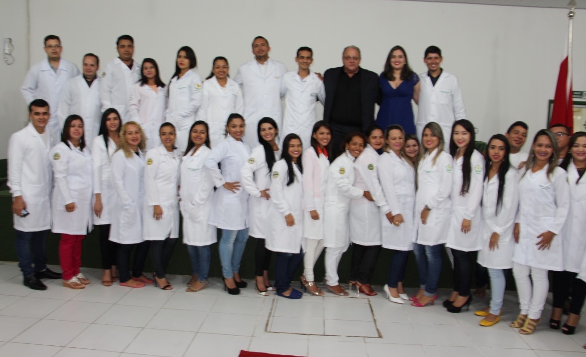 Cursos de FarmÃ¡cia e NutriÃ§Ã£o da Esamaz realizam CerimÃ´nia do Jaleco