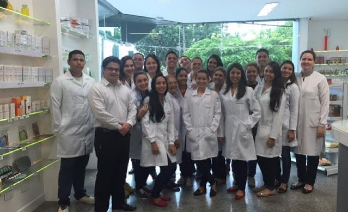 Alunos de Fisioterapia visitam farmÃ¡cia de manipulaÃ§Ã£o em BelÃ©m