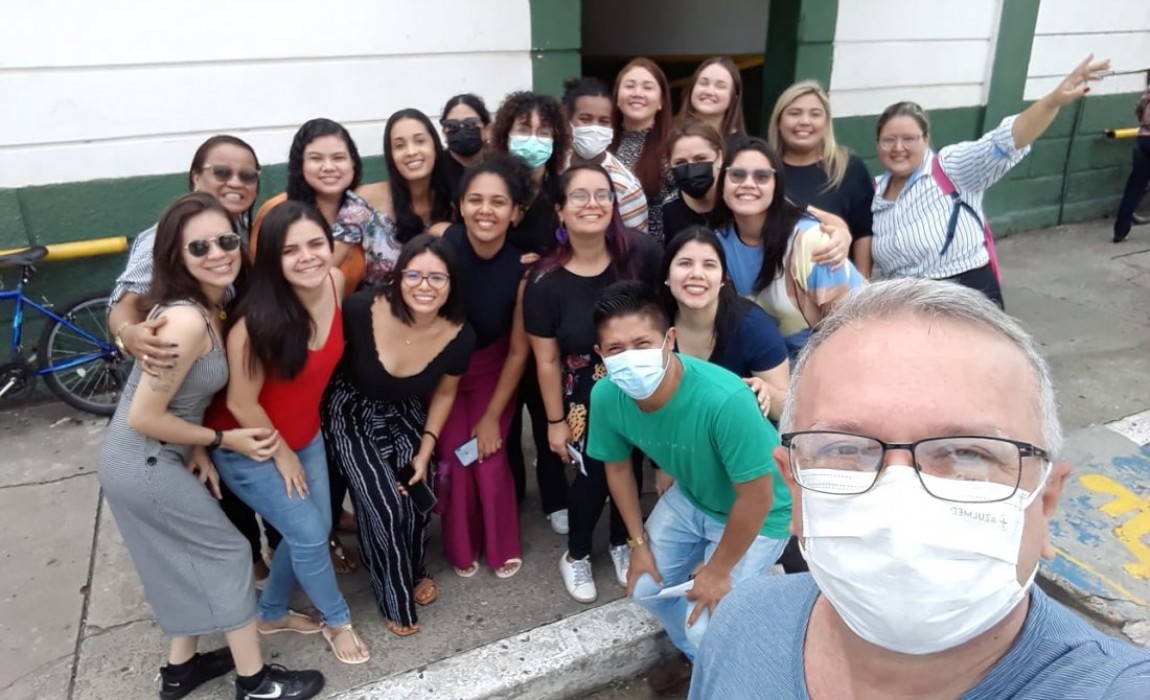 Acadêmicos de Psicologia realizam ação educativa com pedestres e condutores de veículos
