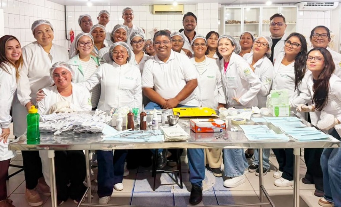 Acadêmicos de Enfermagem da UNIESAMAZ participam de atividade prática de sutura